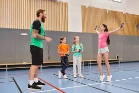 近百名游泳爱好者在云南巧家挑战横渡金沙江